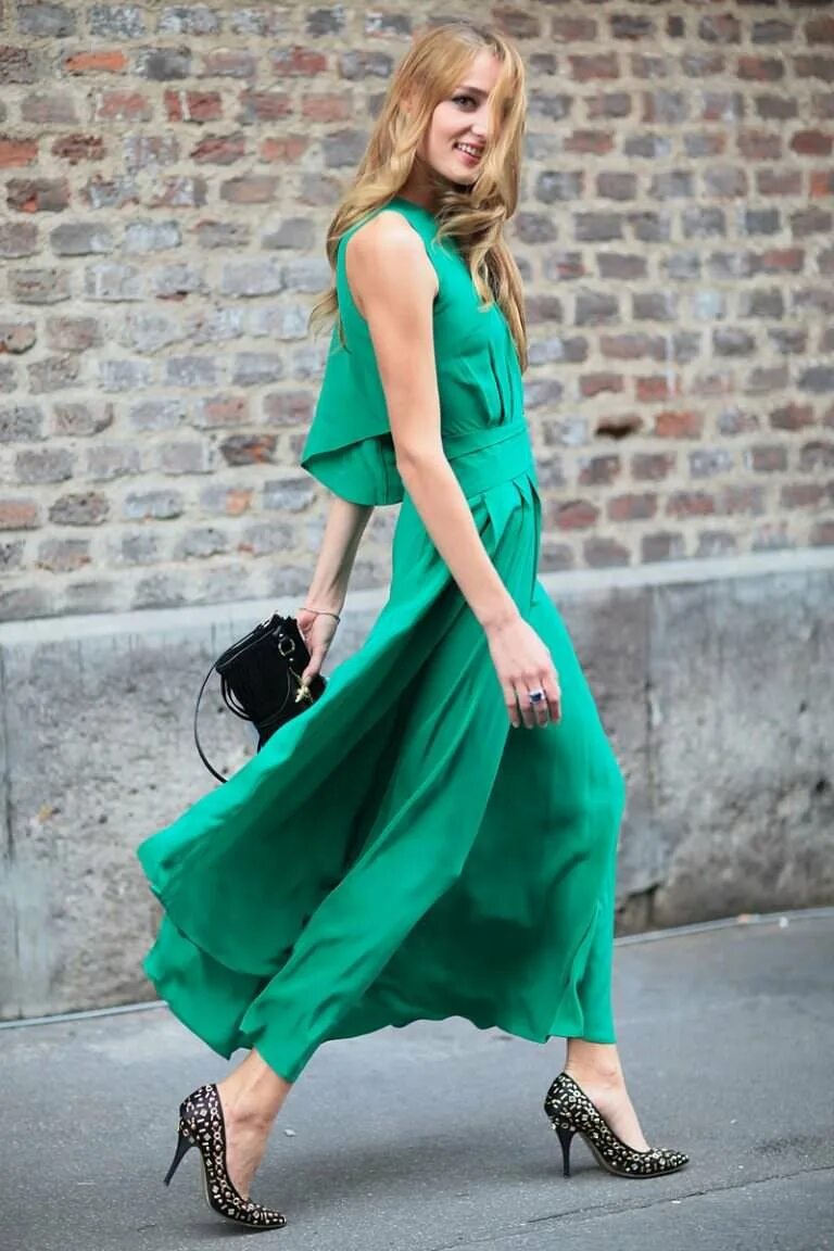 Зеленый платье какой туфли. Зеленое платье. Образ с зеленым платьем. Туфли под салатовое платье. Салатовое платье.
