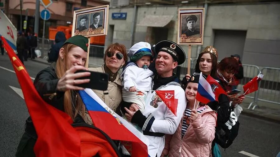 Празднование дня Победы. 9 Мая фото. Шествие на 9 мая. День Победы парад в Москве.