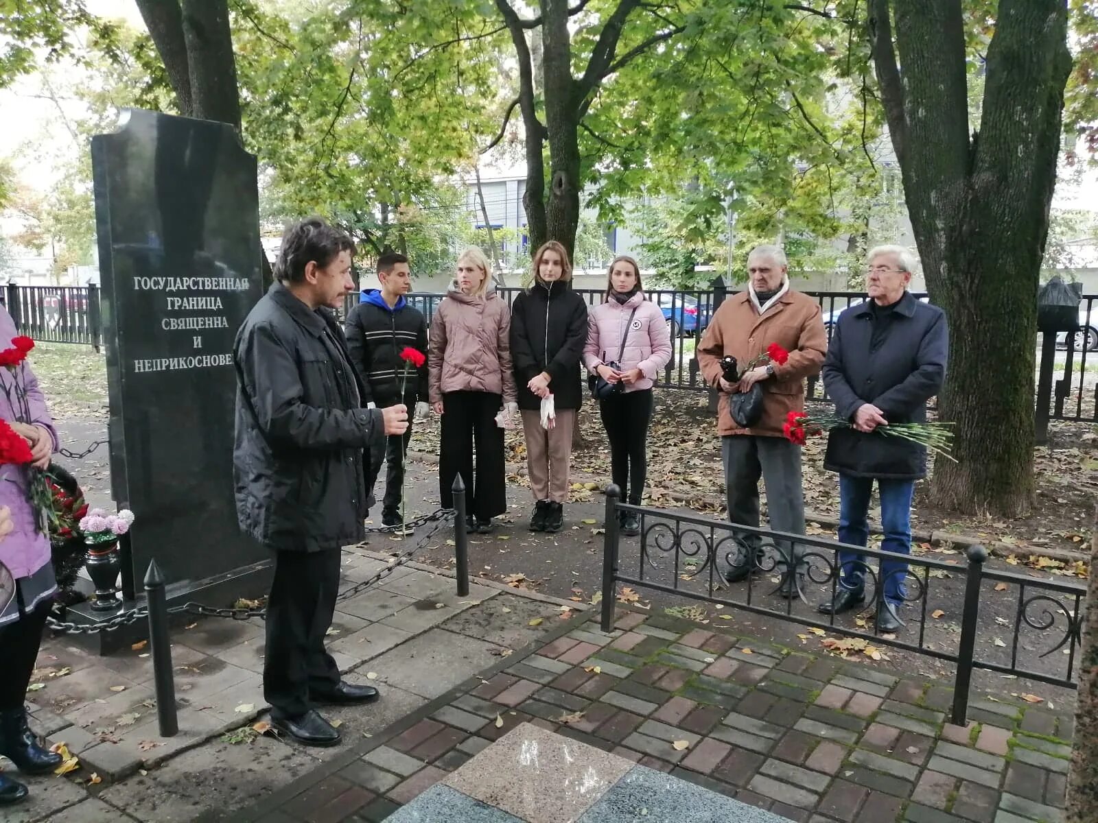 Память писателей. Могила Константина воробьёва. Могила к д Воробьева. Памятник Константину Воробьеву.