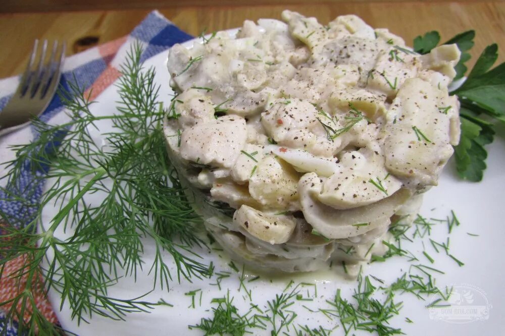 Салат с грибами шампиньонами жареными. Маринов шампиньоны быстрого приготовления. Салат с шампиньонами. Соленые грибы. Салат грибы картошка лук.