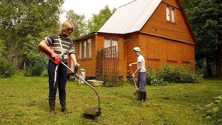 Обычная дача. Косит огород. Дачники и садоводы.