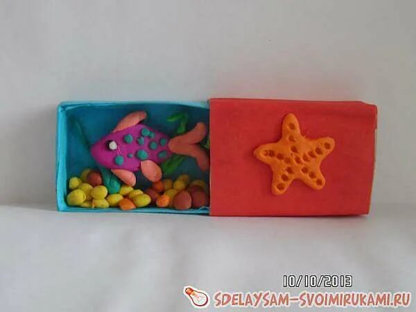 Коробки для кукол. Шкатулка из глины. Сделать коробку из пластилина. Малахитовая шкатулка пластилин. Моробочка из пластилина.