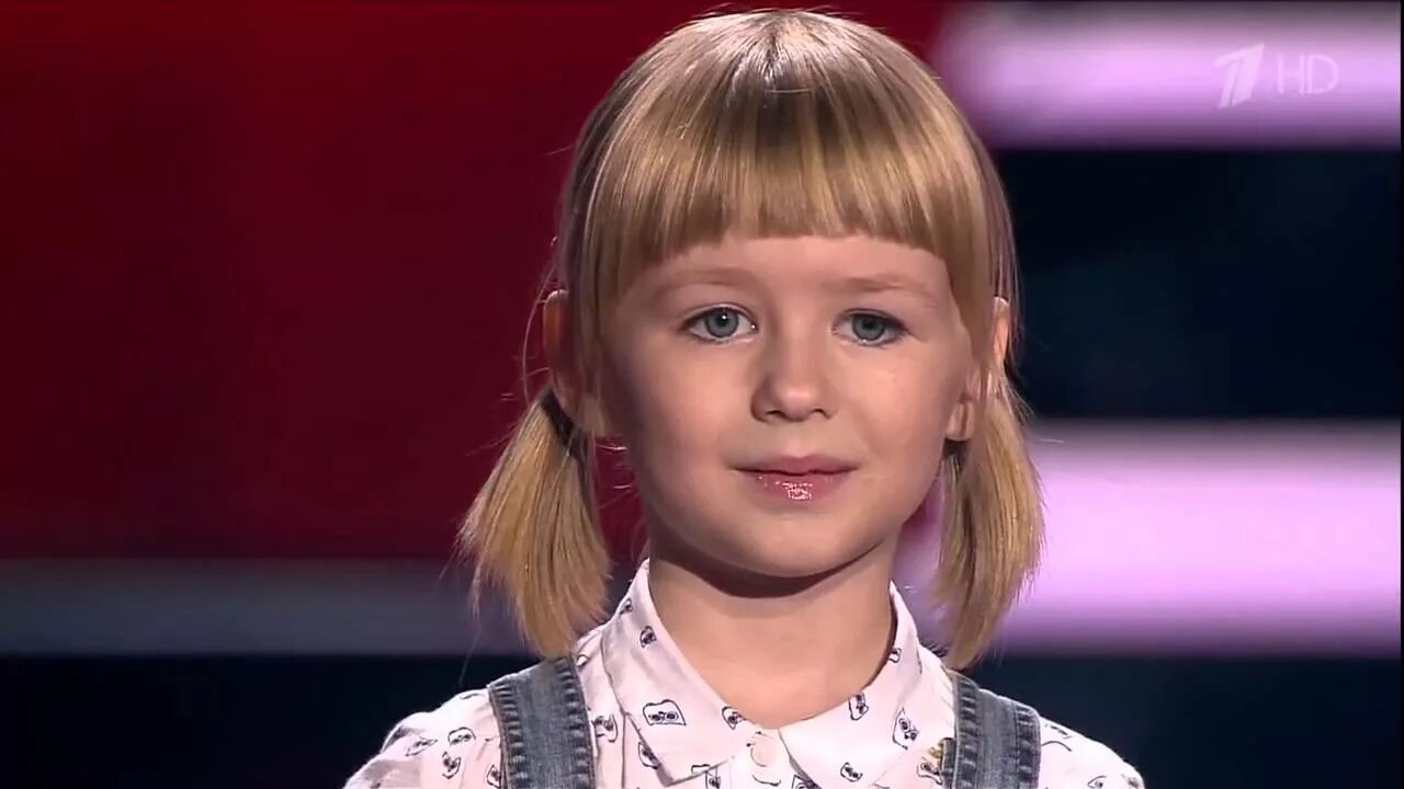 Как зовут девочку которая поет