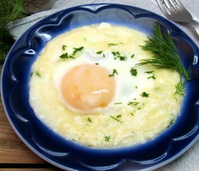 Глазунья со сметаной. Яичница со сметаной. Кабардинская яичница. Завтрак яйцо и сметана.