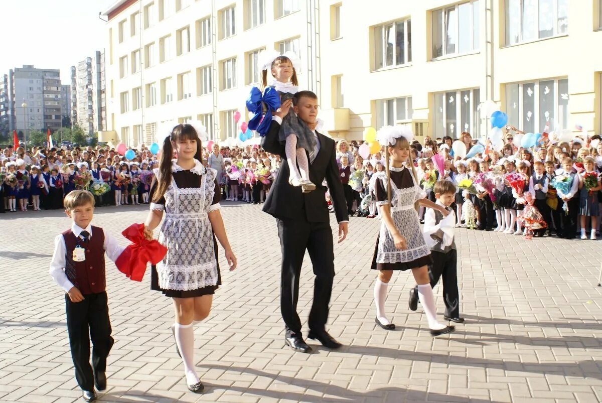 С какого числа школьники пойдут в школу. Школьная линейка. школьная линейка 1 сентября. 1 сентября линейка в школе. школьники на линейке в школе.