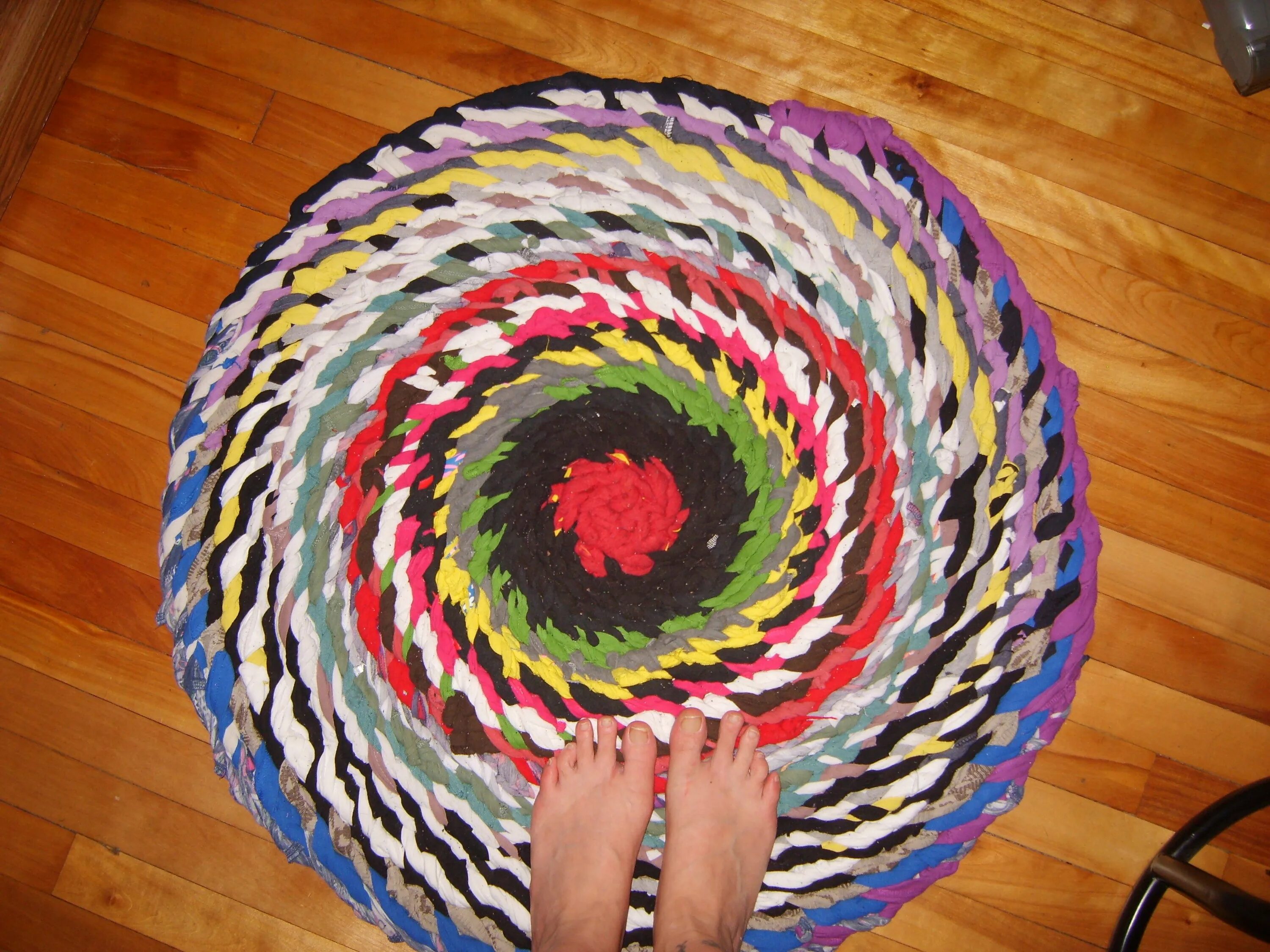 Коврик из футболок для начинающих. Чичковское плетение ковриков. Плетеный коврик. Плетёный коврик из ткани. Вязаные плетеные коврики.