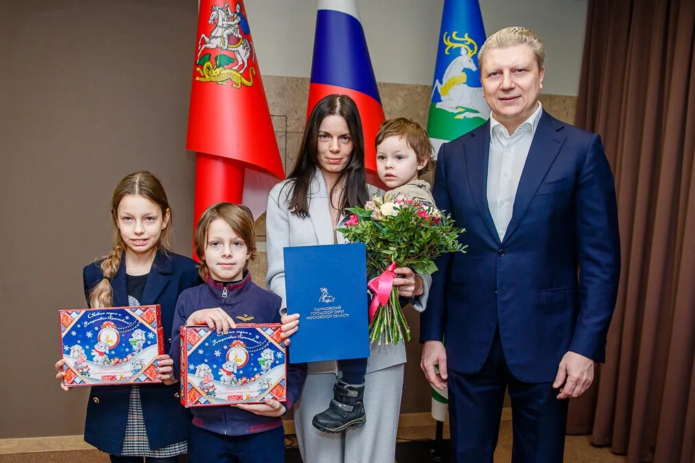 Губернатор твери 2021. Молодым семьям вручили жилищные сертификаты. Вручение сертификатов молодым семьям. Адыгея вручение молодым семьям сертификаты. Сертификат молодая семья вручение екатеринбург.