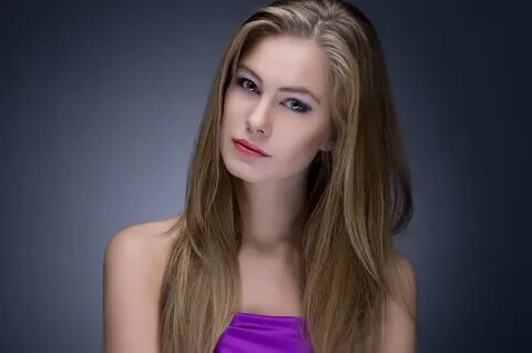 Bir kishi yalangoch raqsga tushadi