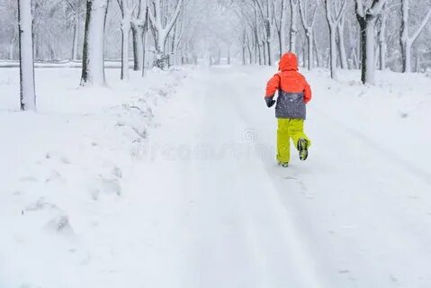 Мальчик бегает зимой