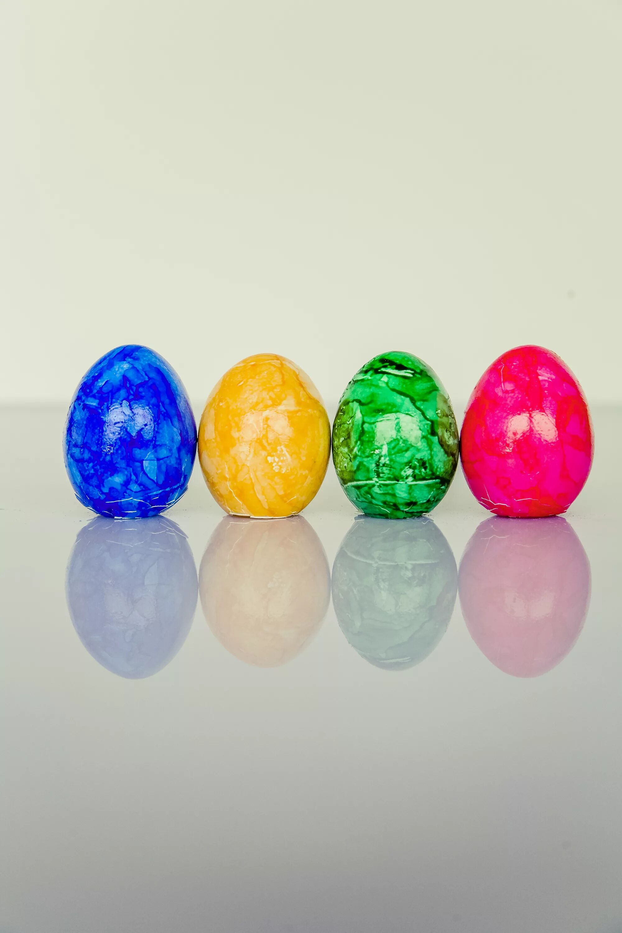 Разноцветные яйца на пасху. Разноцветные яйца. Разноцветные пасхальные яйца. Яйца многоцветные.
