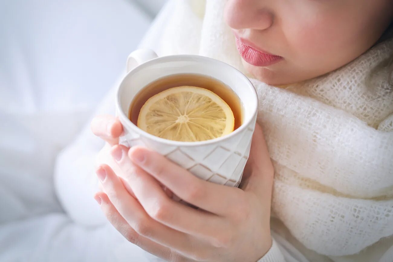 Баня при простуде и кашле. Чай с лимоном. Пьет чай с лимоном. Горячий чай. Простуда.