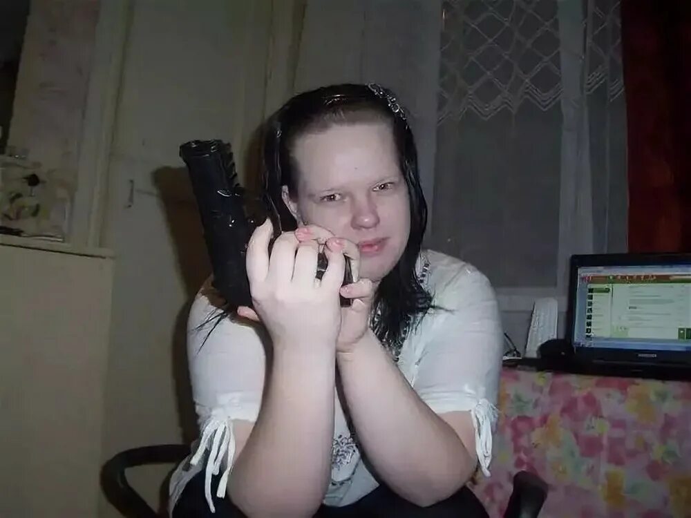 корявый русский. корявый русский. страшные русские парни. лысый с челкой. страшные русские женщины.