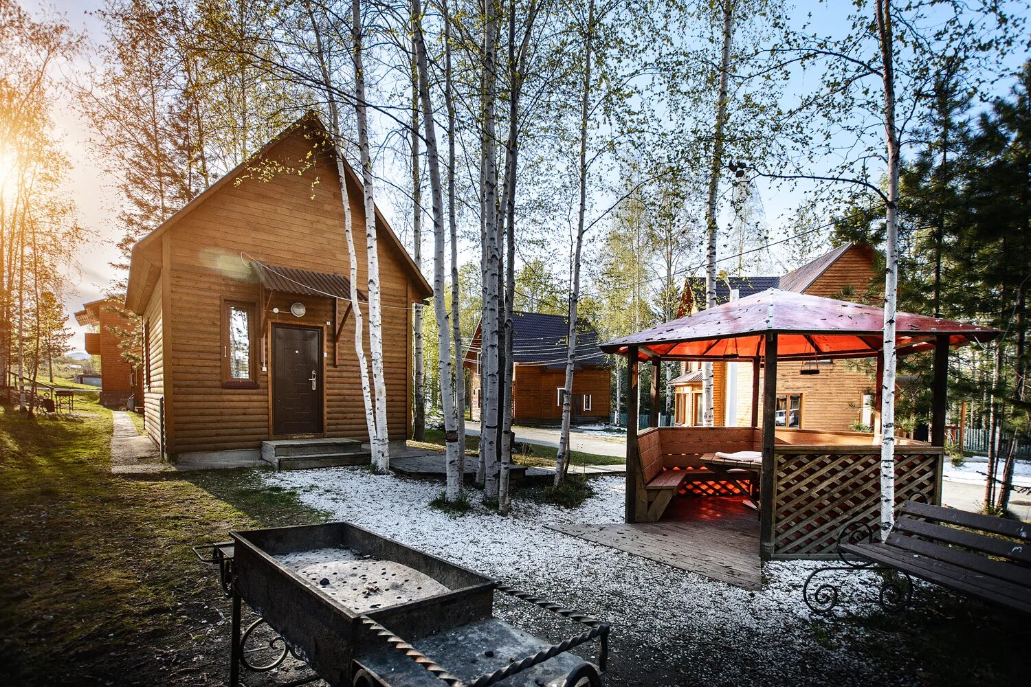 Белый соболь байкальск. Парк аттракционов байкальск. Парк отель соболинка байкальск. Байкальск парк. Белый соболь гостиница.