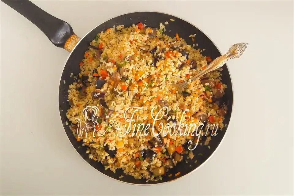 Булгур с овощами рецепт на сковороде пошагово. Кускус с овощами на сковороде. жареный рис вок. вок с рисом. вок рис с курицей.