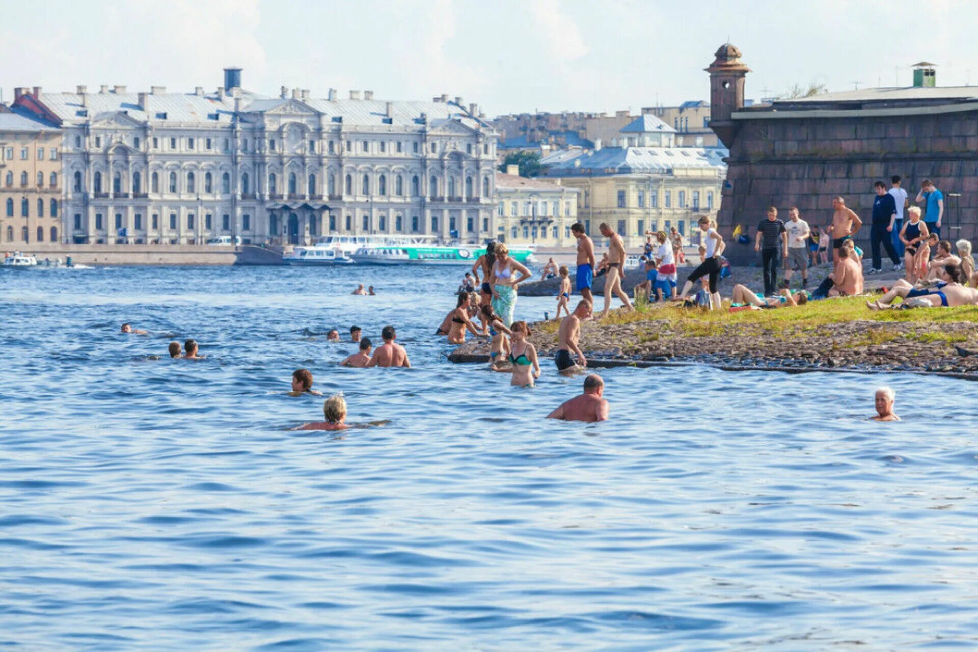 Петербург где можно купаться. Купаться в Неве. Купание в Неве летом. Люди купаются в Неве. Купание у Петропавловской крепости.