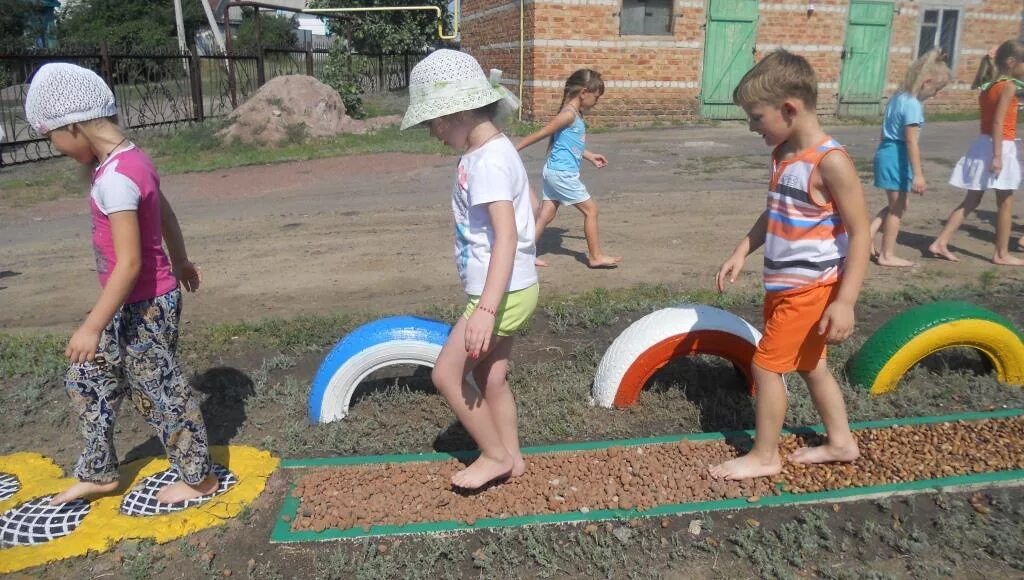 Дорожка в садик текст. Дорожка здоровья в ДОУ. Тропа здоровья в детском саду. Дорожки в детском саду. Дорожки на территории детского сада.