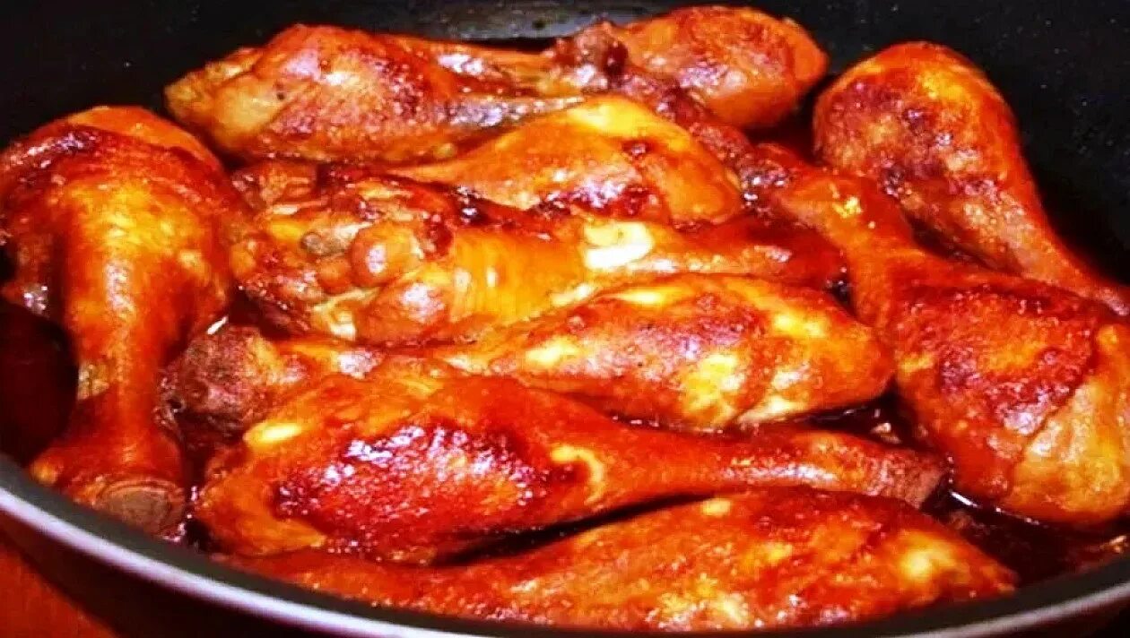 Сочные окорочка на сковороде. Голень куриная в духовке с хрустящей корочкой. курица с корочкой на сковороде. голени в духовке с хрустящей корочкой. голень куриная жареная с корочкой.