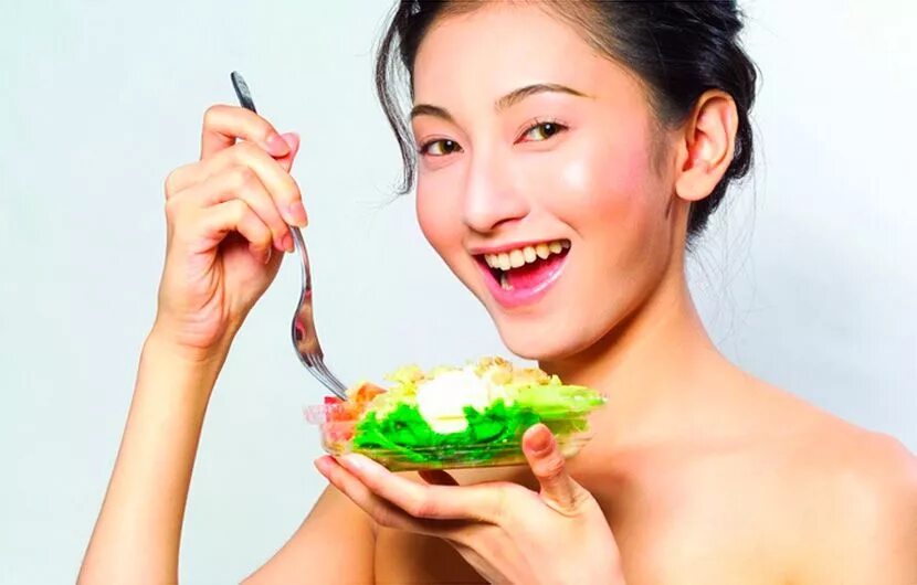 Японская диета для женщин после 50. Здоровая японская еда. Японская еда для похудения. Кореянка с едой. Японский образ жизни.