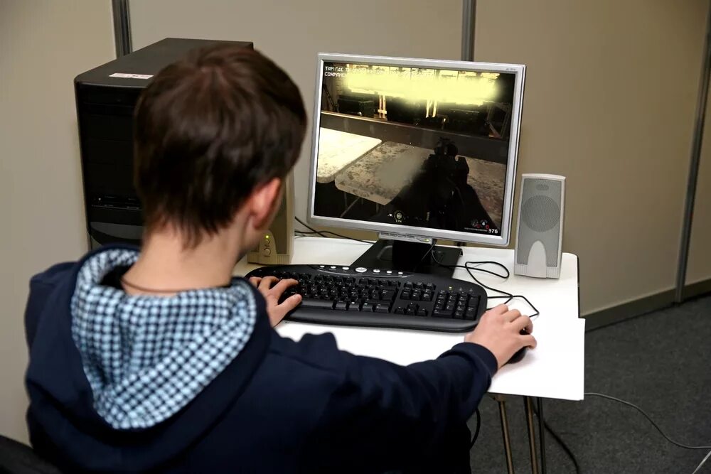 Лицо пк. Подросток за компьютером. Человек за компьютером. Человек за компьютерной игрой. Компьютерные игры школьники.