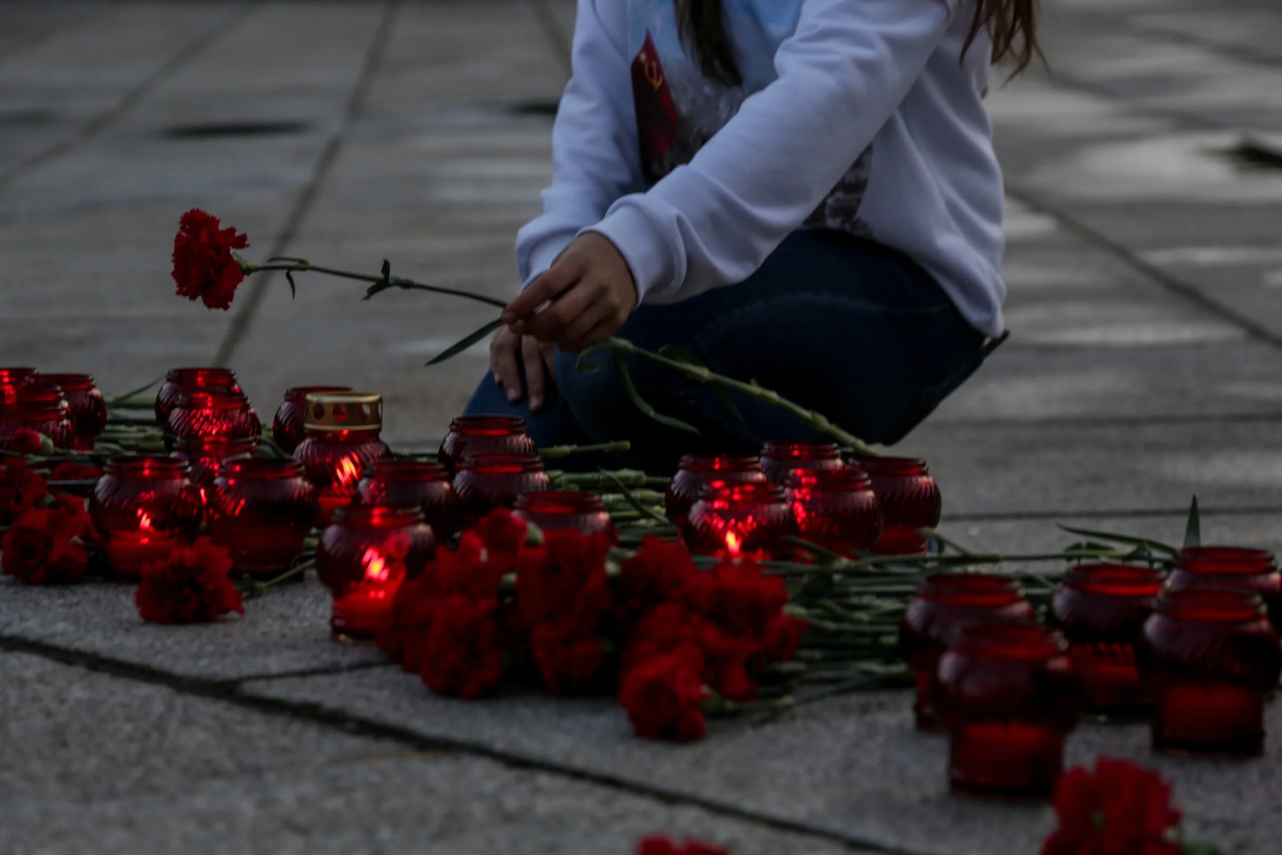 Свеча памяти жертв теракта. Свечи памяти погибшим в терактах. Траур 18 октября в Крыму 2018. Фото на тему свеча памяти пострадавшим от геноцида.