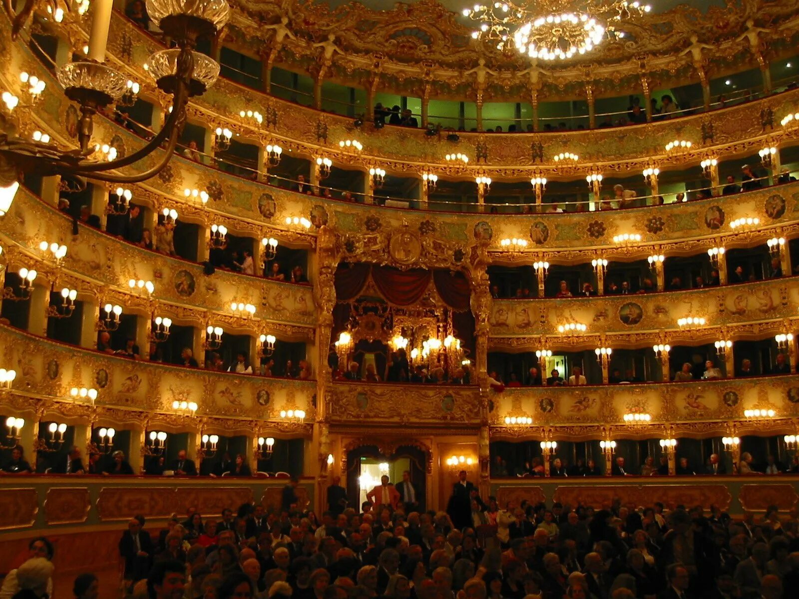 Театр феникс. Театр «ла Фениче», Венеция, Италия. Оперный театр la Fenice. Оперный театр ла Фениче в Венеции. Театр ла Фениче Венеция снаружи.