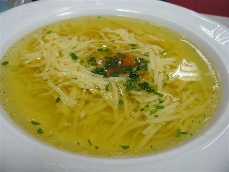 Суп курица с вермишелью и картофелем. Суп куриный вермишелевый. куриный вермишелевый суп с картошкой. суп-лапша токмач. суп куриный с вермишелью быстрого приготовления.