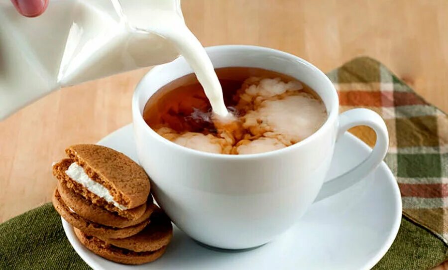 Чай с молоком. Чашка чая с молоком. Чай со сливками. Чай по шведски. Tea and coffee are