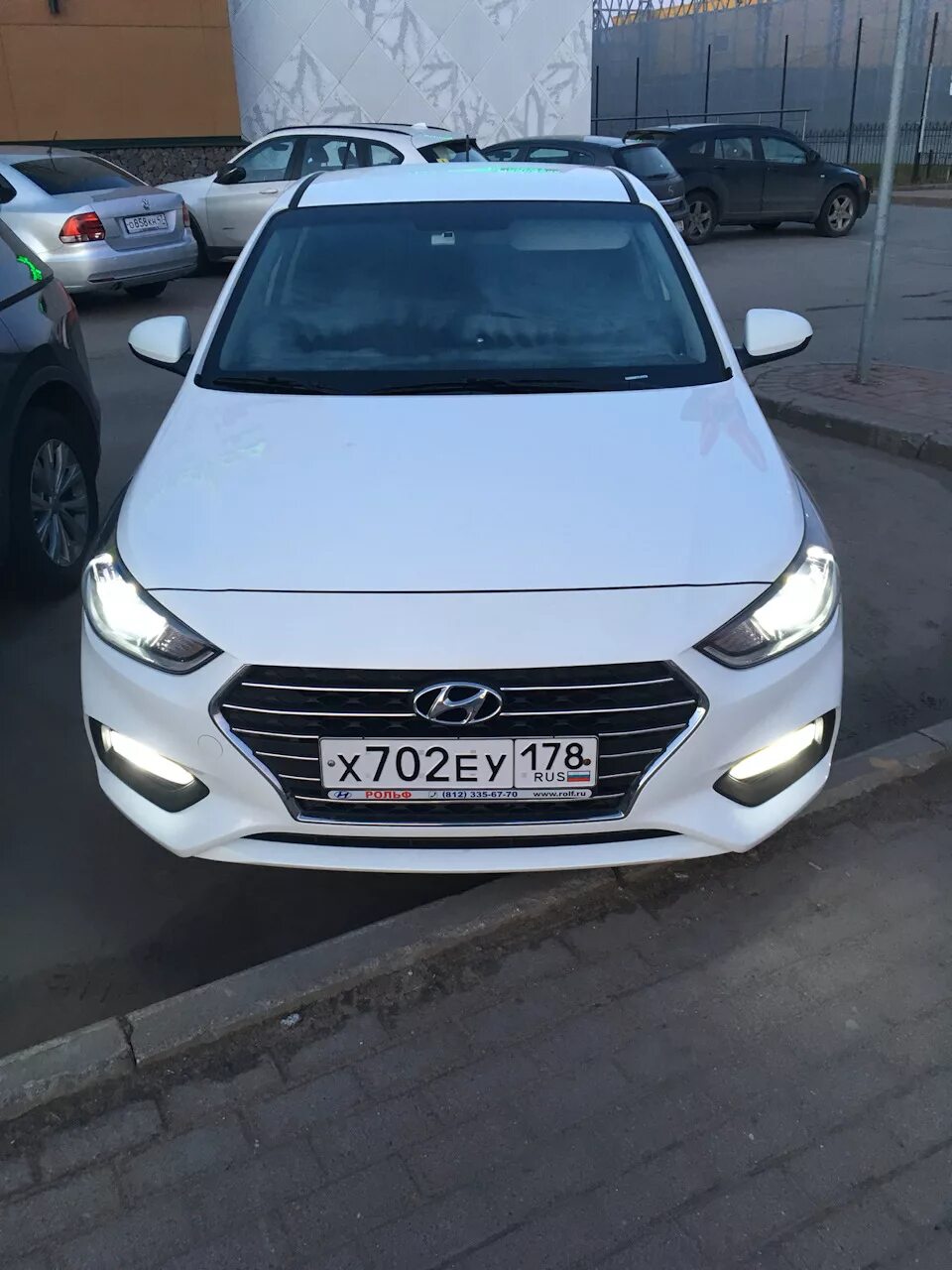Солярис 2 рестайлинг лампы. Hyundai solaris 2025 ходовые огни. дхо солярис 2017. дхо hyundai solaris 2017. хендай солярис 2 белый с ходовыми огнями.