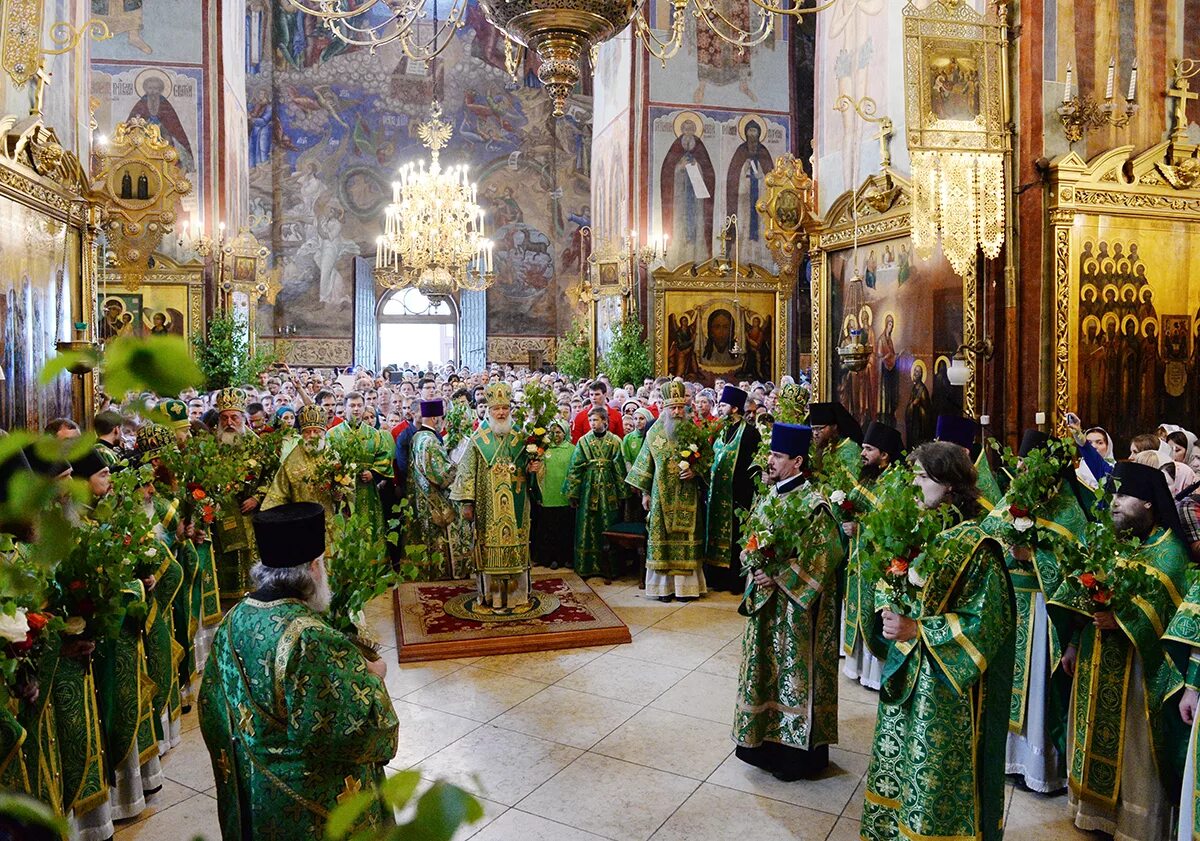 Когда будет православная троица. Троица праздник Пятидесятница. Храм «Святая Троица» в Лефортове.. С праздником Святой Троицы Пятидесятницы. Храм в день Святой Троицы.