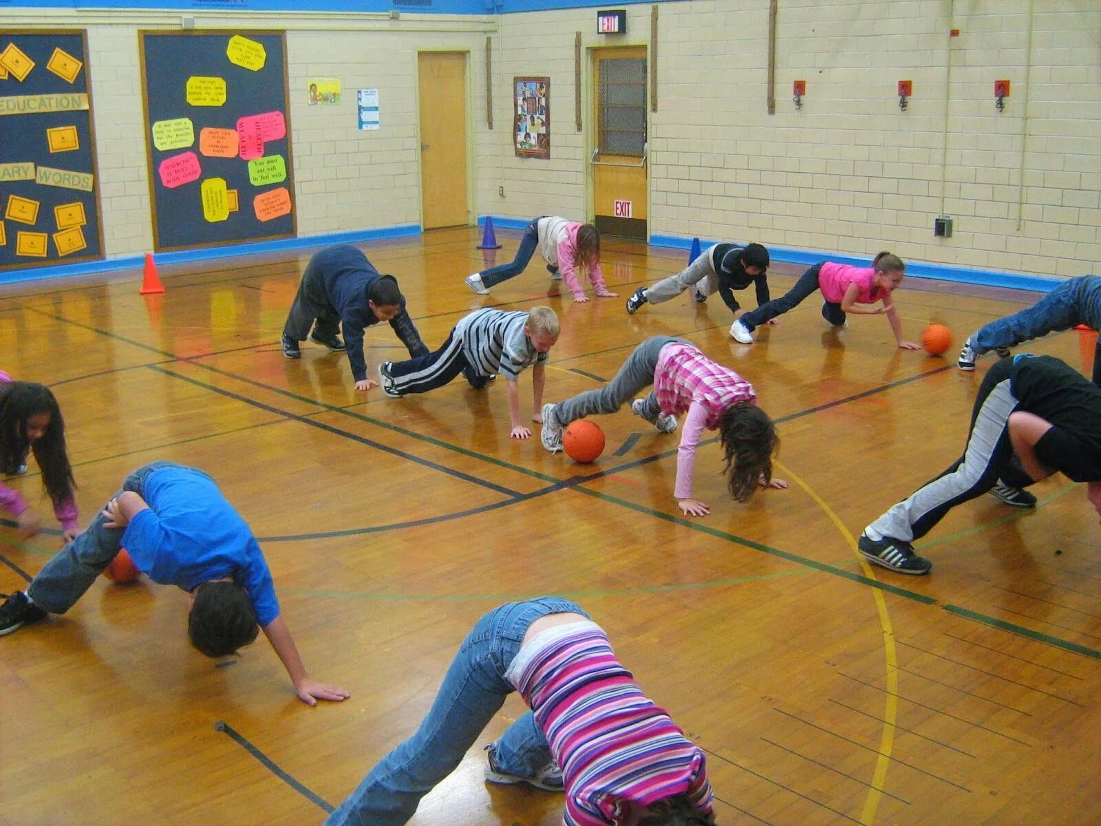 Школа развлечения. Дети на физкультуре. Физическая культура в школе. Урок физкультуры в начальной школе. Физкультура в младших классах.