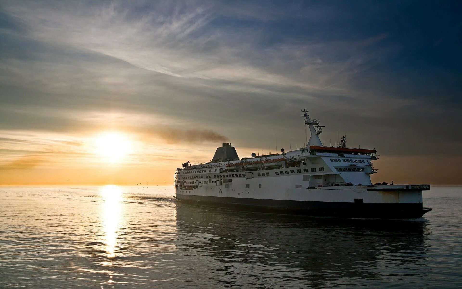 Корабль в море. Пароход в море. Теплоход в море. Пароход в океане. Бегут пароходы