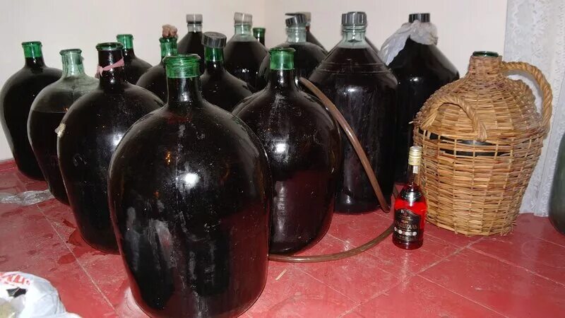 Бутыль для домашнего вина. Домашнее вино в бутылях 20 литров. Домашнее вино в бутылях. Можно ли продавать домашнее вино. Можно ли продавать домашнее вино.