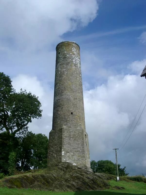 Round tower. Круглые башни Ирландии. Тугрульская башня Ирландия. Две круглых башни. Круглая башня в Шотландии.