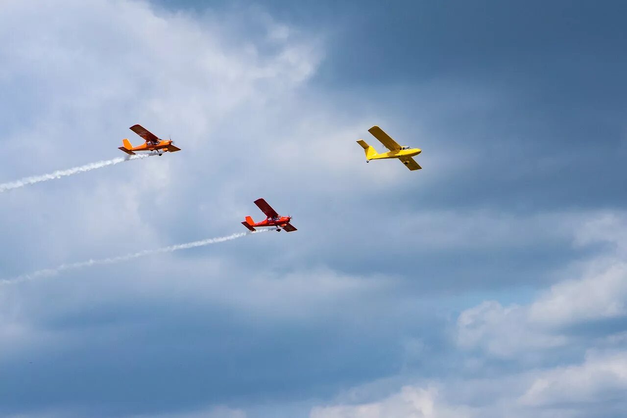 Matching plane. Самолет в небе. Спортивные самолеты. Аэроплан в небе. Спортивный самолет в небе.