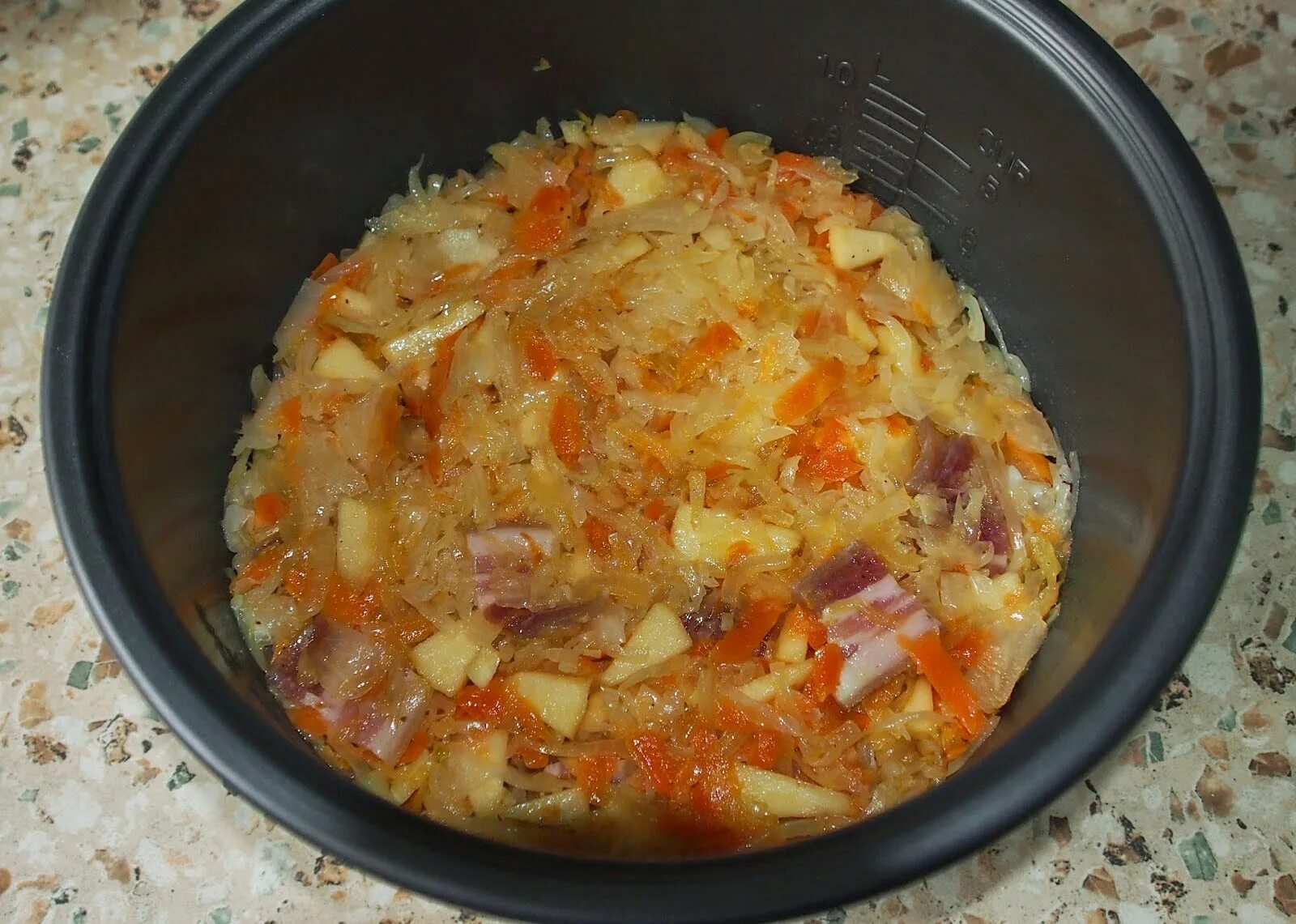 Потушить капусту с картошкой в кастрюле