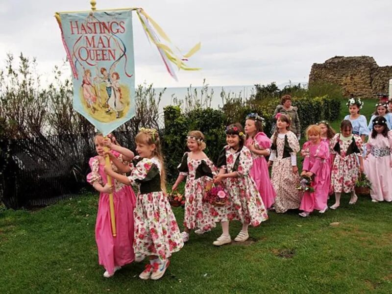 First may day. May Day праздник в Англии. Мэй Дэй в Англии. Праздник весны в Великобритании. Весенние праздники в Англии.