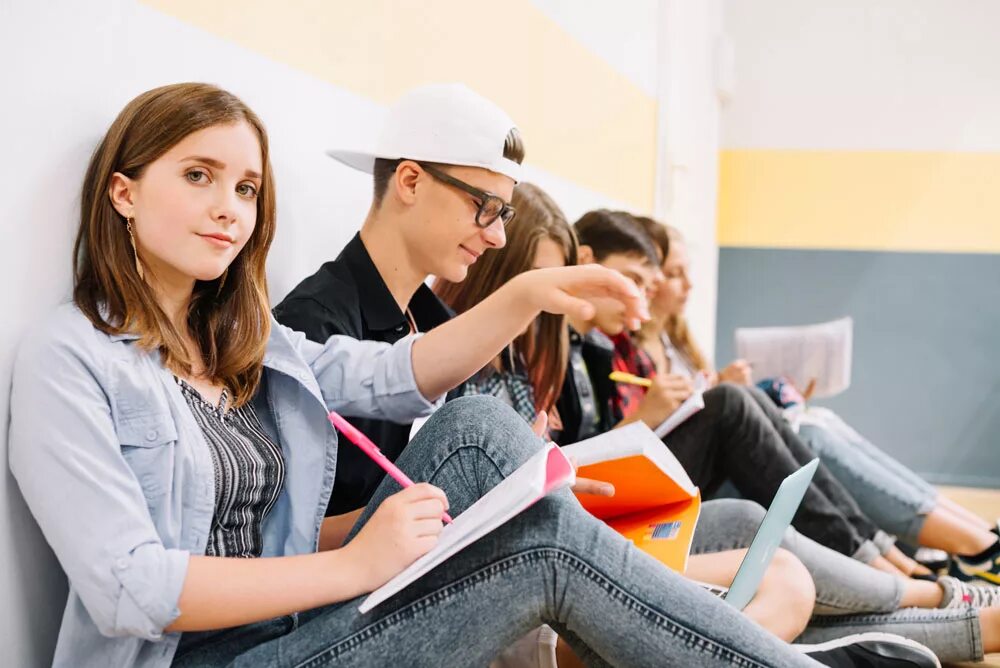 Students coming from. Встреча подростков. Увлечения подростков. Подросток. Подросток студент.