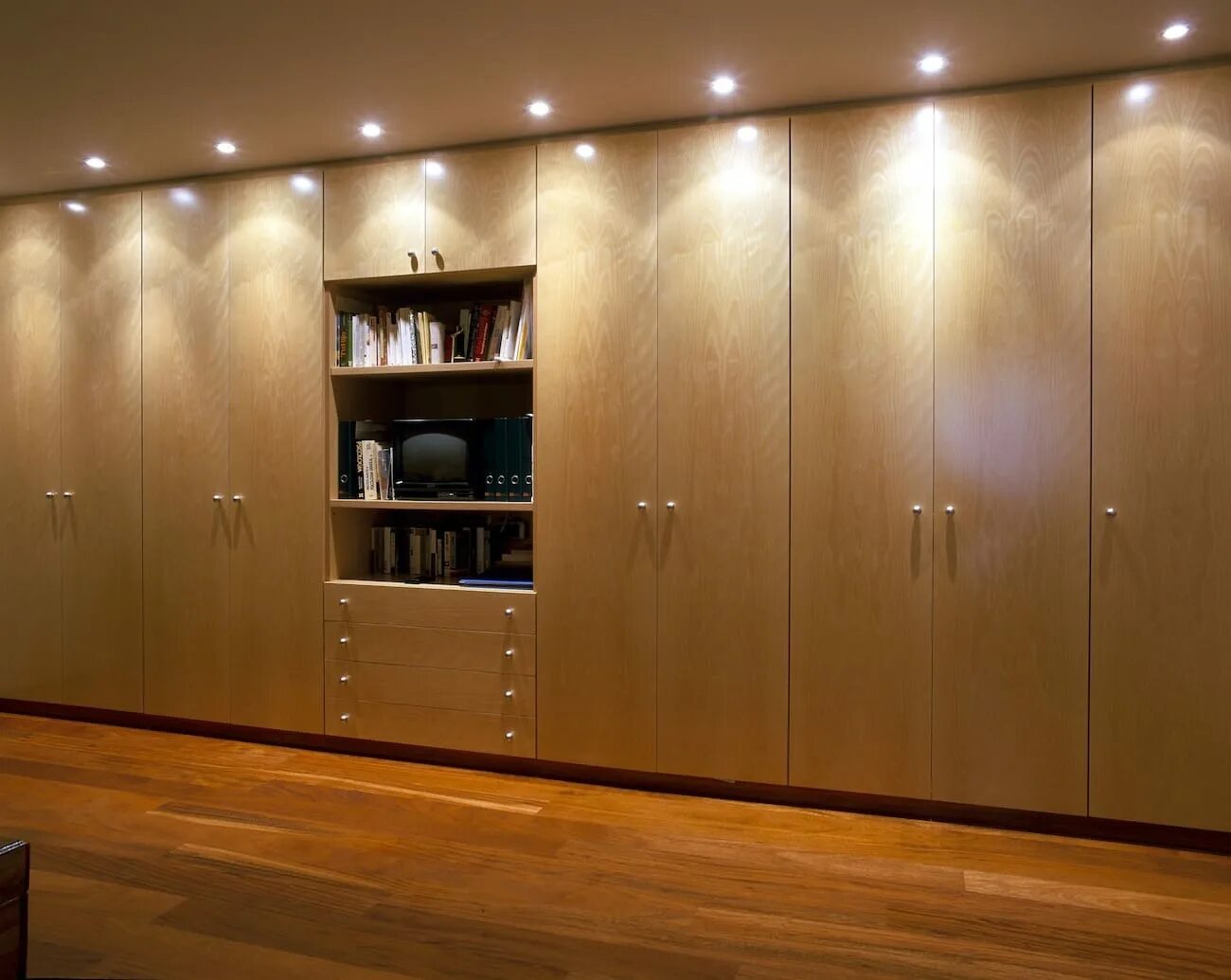 Переместить шкаф. Шкафы built in wardrobe. невидимые встроенные шкафы. свет над шкафом. выключатель встроенный в шкаф.