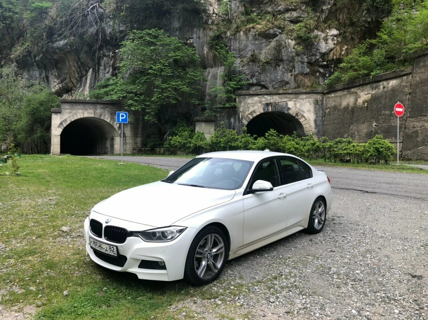 Сколько стоит абхазии машины. БМВ е320i Абхазия. BMW 3 Абхазия. БМВ В Сочи. Тачки Абхазии.