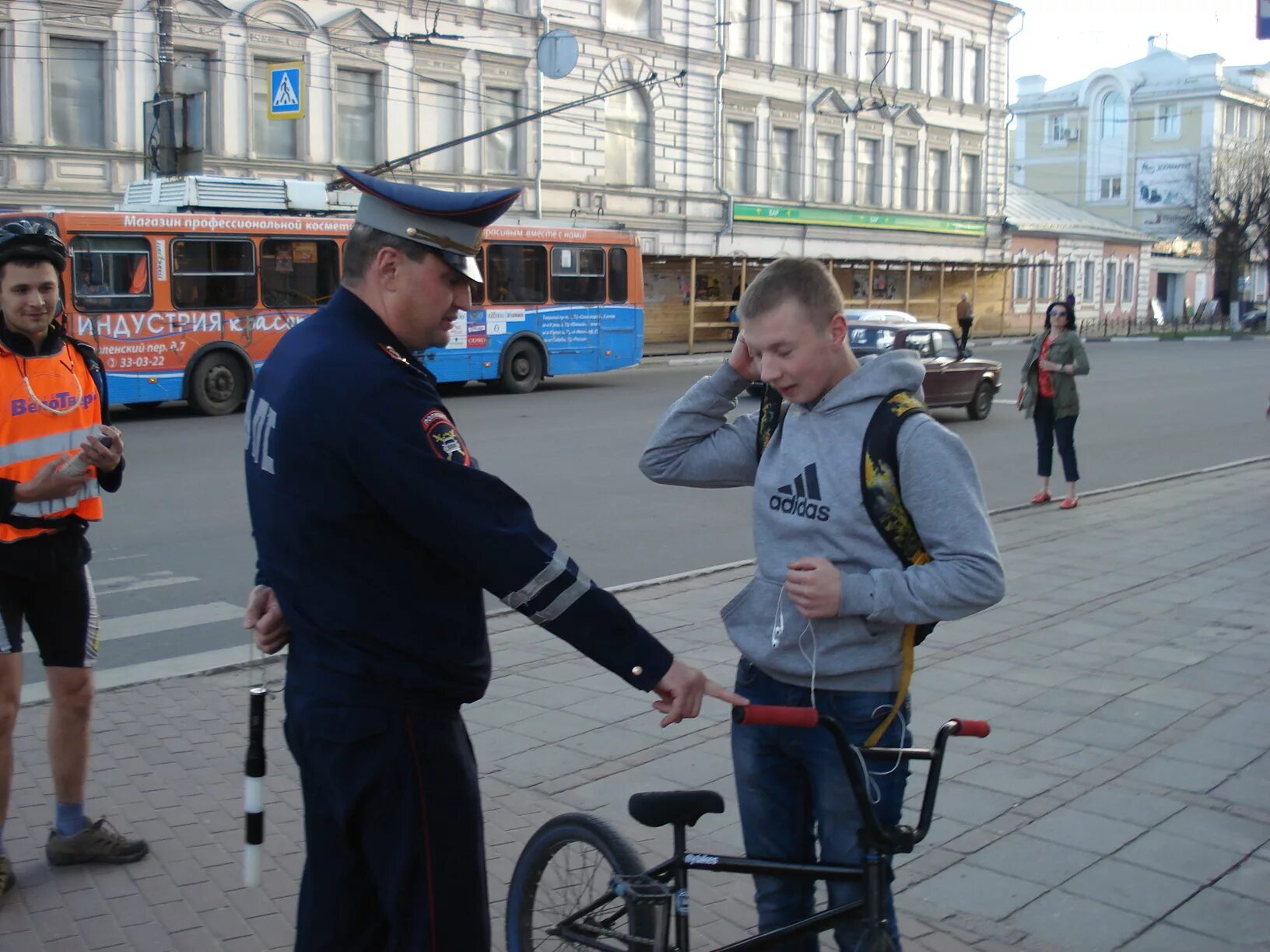 Нарушение правил дорожного движения. Нарушение правил дорожного движения велосипедистами. ДПС на велосипеде. Велосипед ГИБДД.