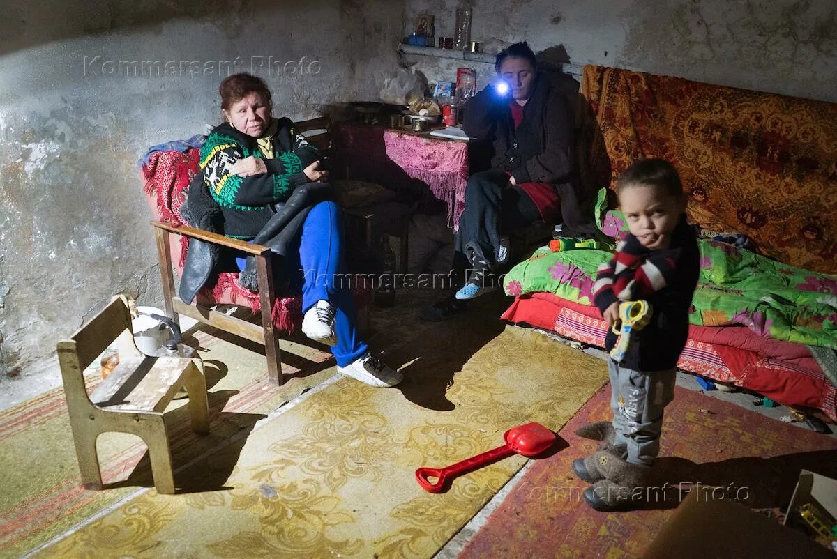 Люди прячутся в подвале. ДЕТИДОНБАССА В пожвалах. Украина люди живут в подвалах. Дети донбасса в подвале