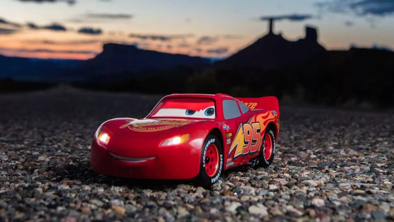 Молния маквин самый быстрый. Маккуин. молния маквин. lightning mcqueen cars race. lightning mcqueen real car.