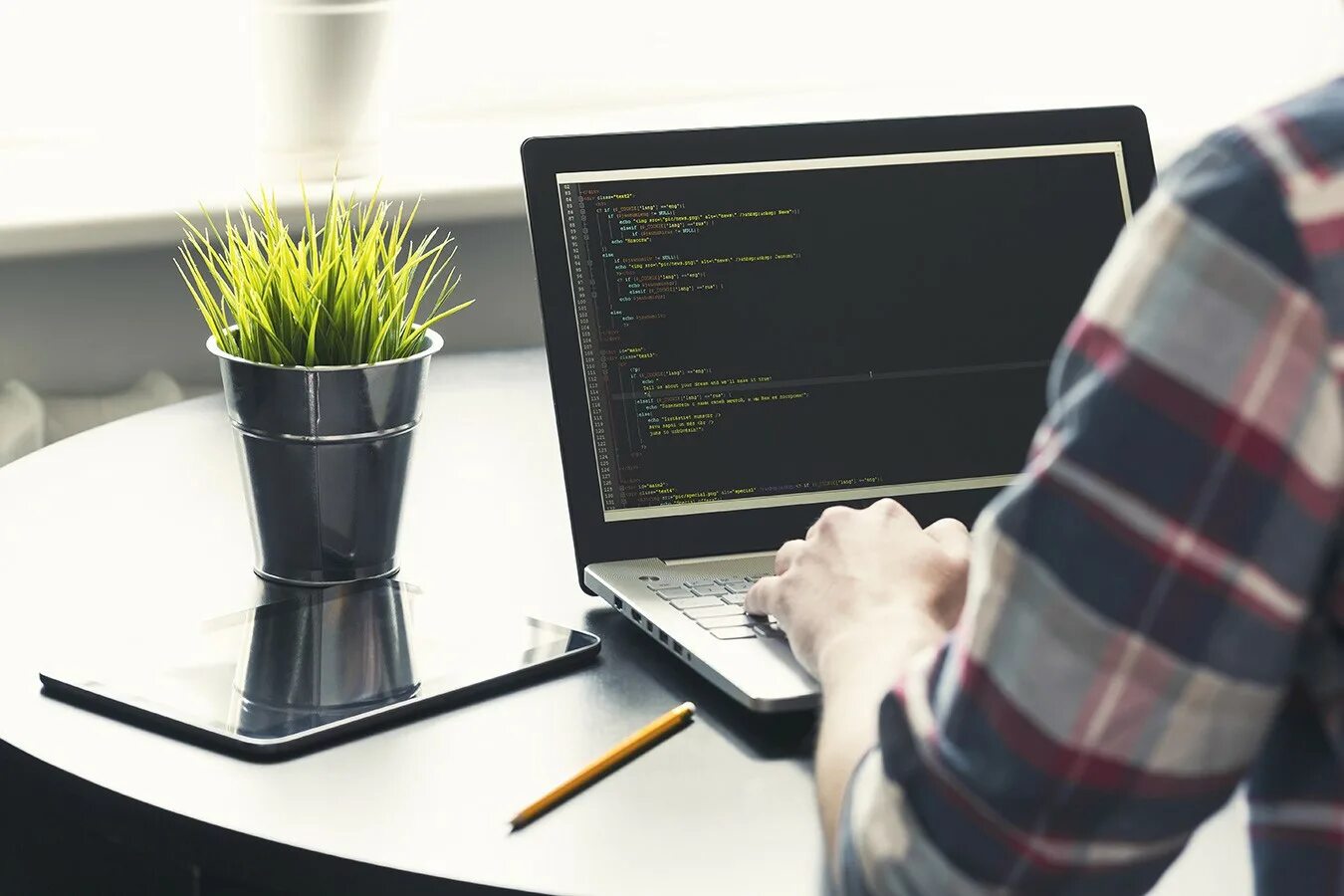 Разработка сайтов программист. Программист с ноутбуком. веб разработка. веб программист. компьютер программирование.