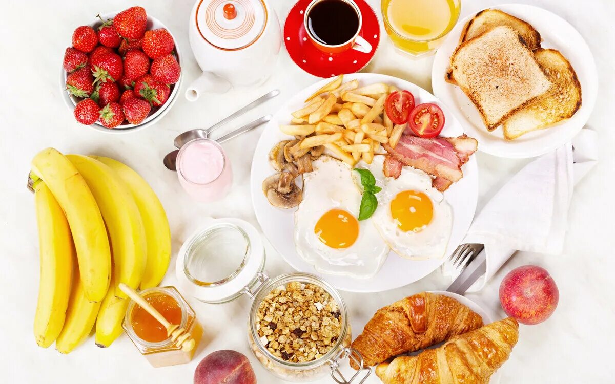 Правильное питание стол. Завтрак. Еда на завтрак. Продукты на завтрак. Завтрак на белом фоне.