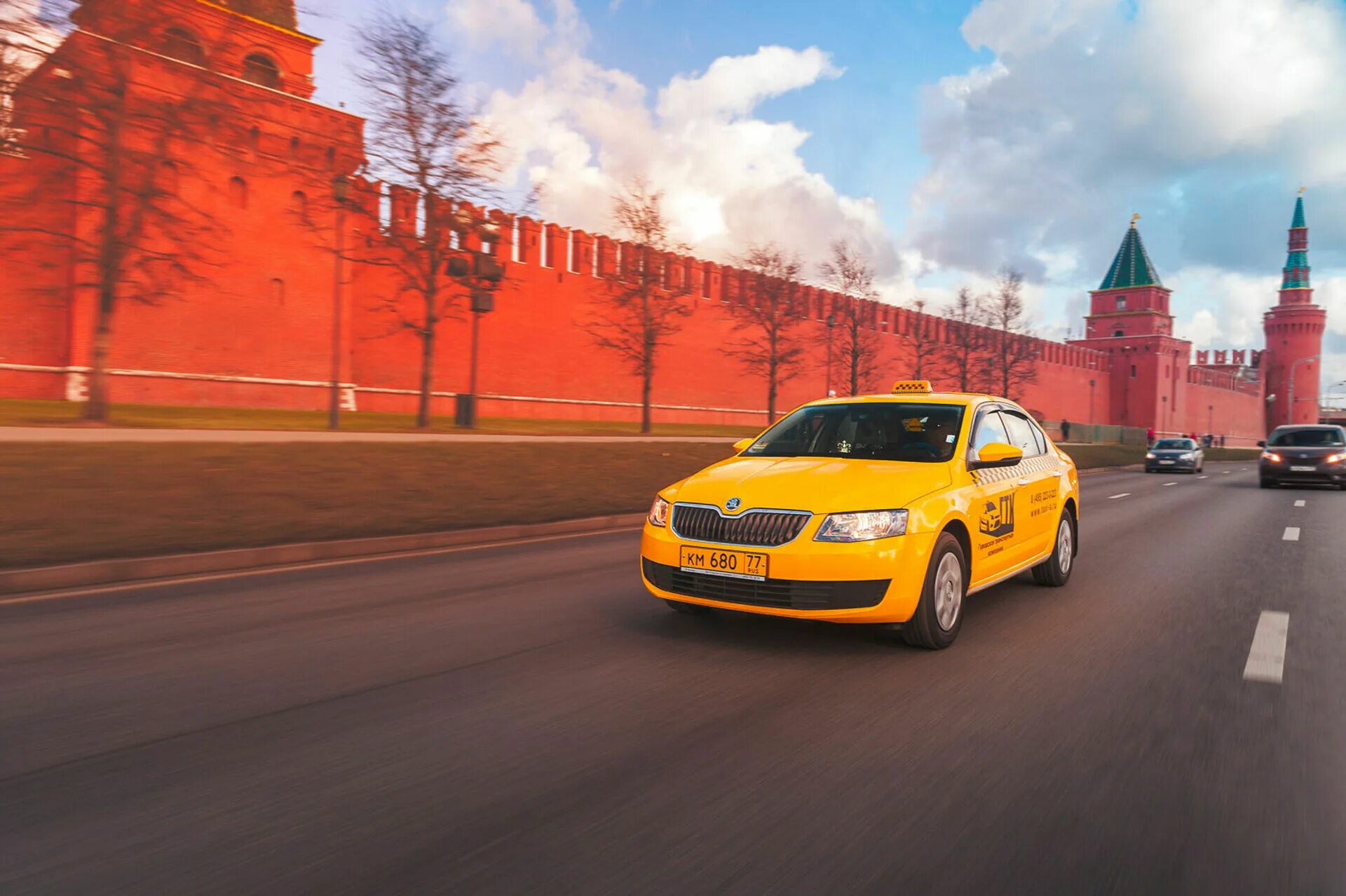 Фото такси машин. Такси Москва. Московское такси. Фото такси. Машина такси на дороге.