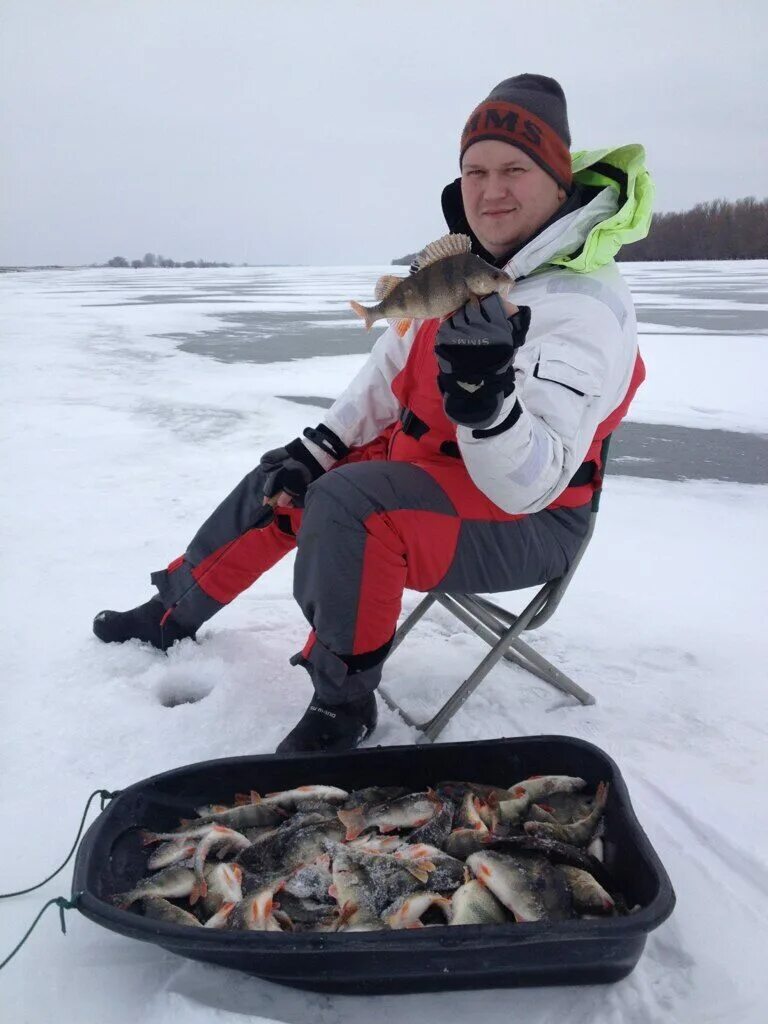 рыбалка зимняя рыбалка. рыбак зимой. ловля окуня в воронова. клев зимой. рыбалка зимой.