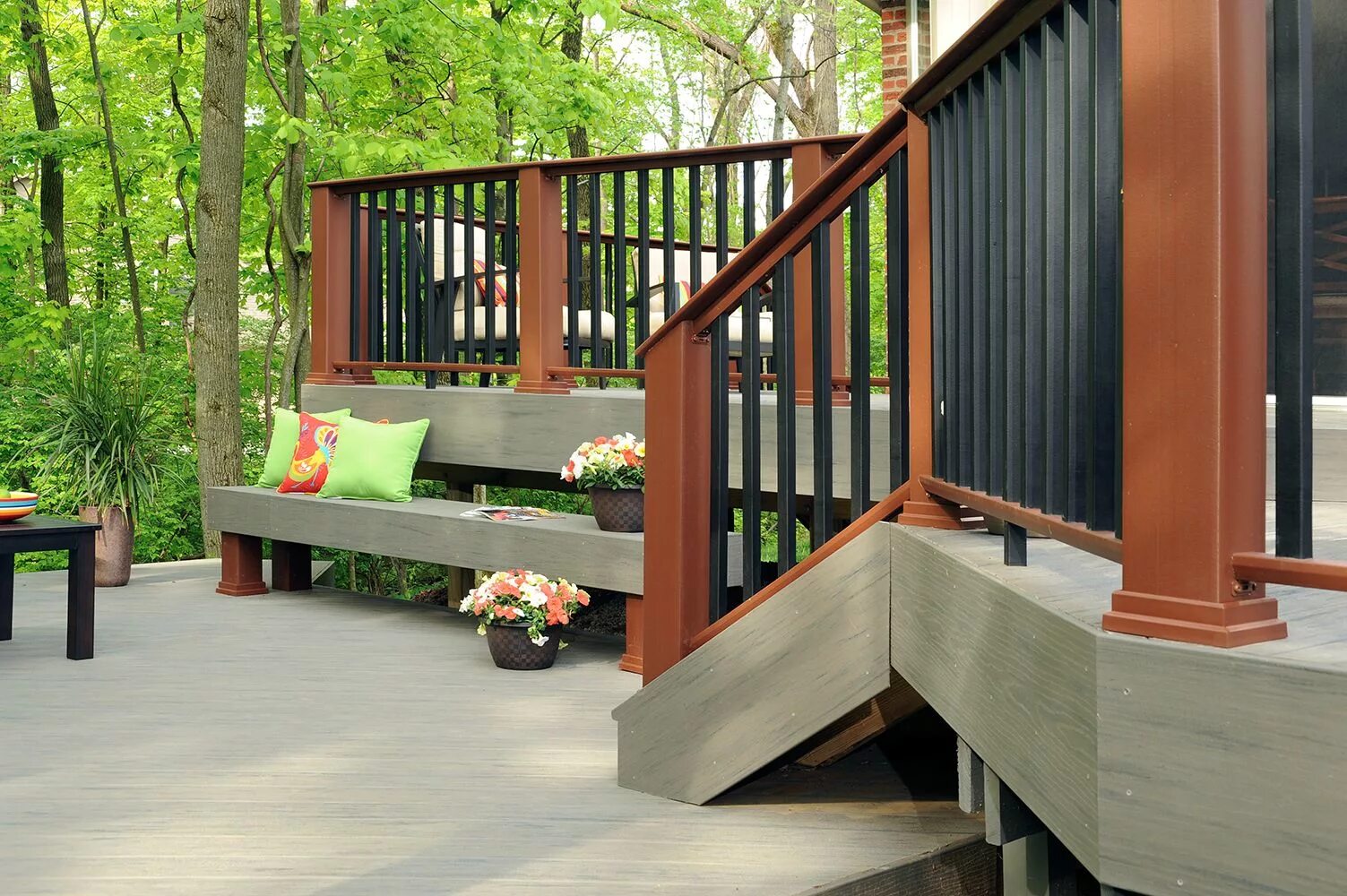 Забор веранды. Ограждение веранды из дерева. Перила на террасе современный стиль. Дпк ограждения для террасы. Перила для террасы.