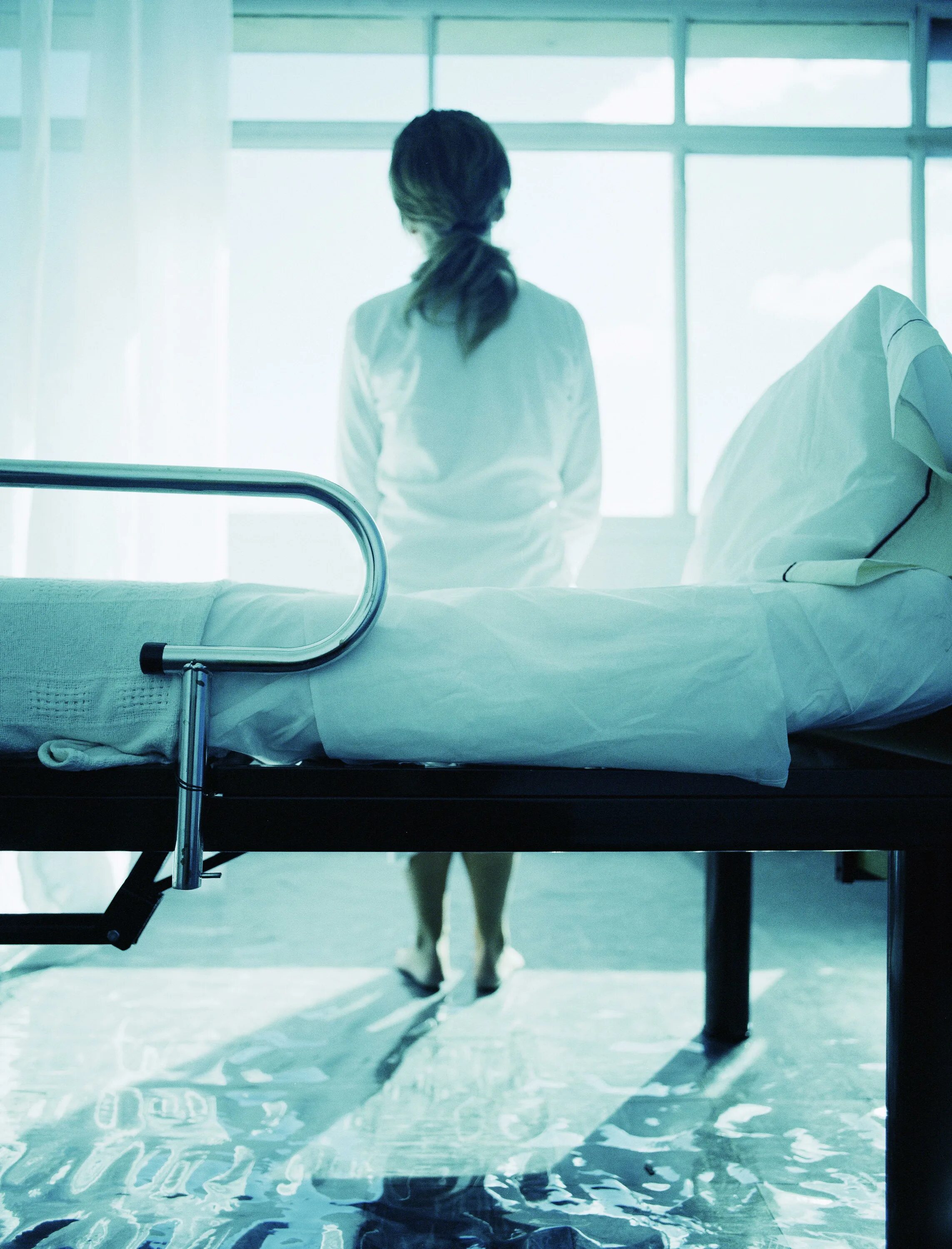 Почему женщине больница. Женщина в больнице в реанимации. Женщина в больнице после операции. Женщина в больничной палате. Женщина лежит в больнице.