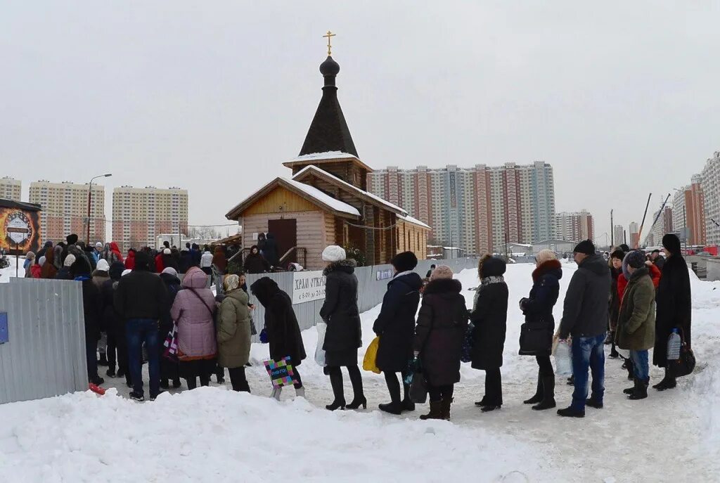 Служба в некрасовке в церкви. Некрасовка церковь николая чудотворца. храм в некрасовке. храм покрова в некрасовке. храм у метро некрасовка.
