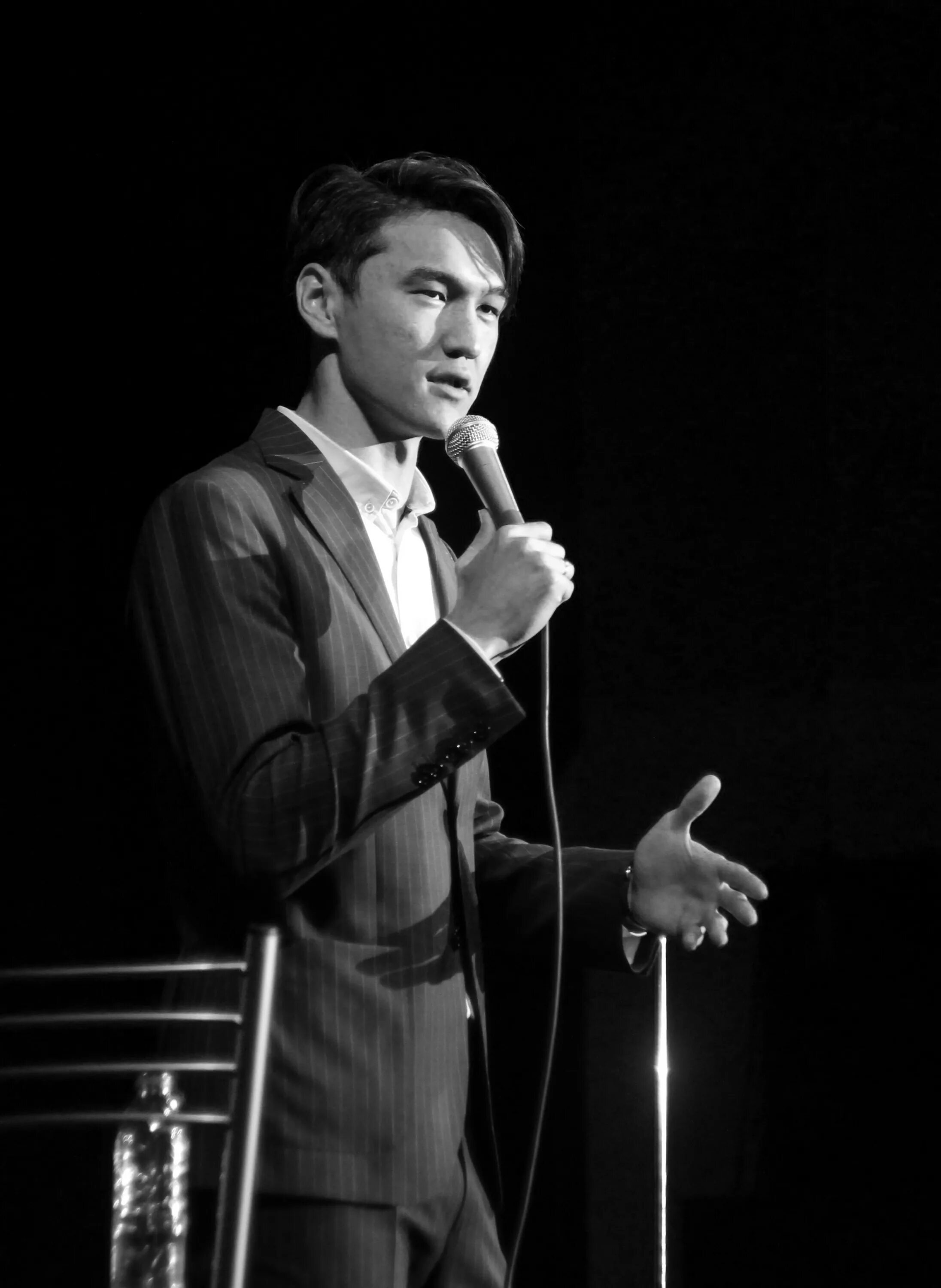 каргинов квн. сцена занавес. американский стендап комик джимми. черный стендап. микрофон стендап.